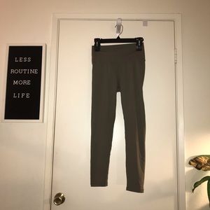 ECHT OLIVE GREEN SCRUNCH LEGGINGS *Brand new*